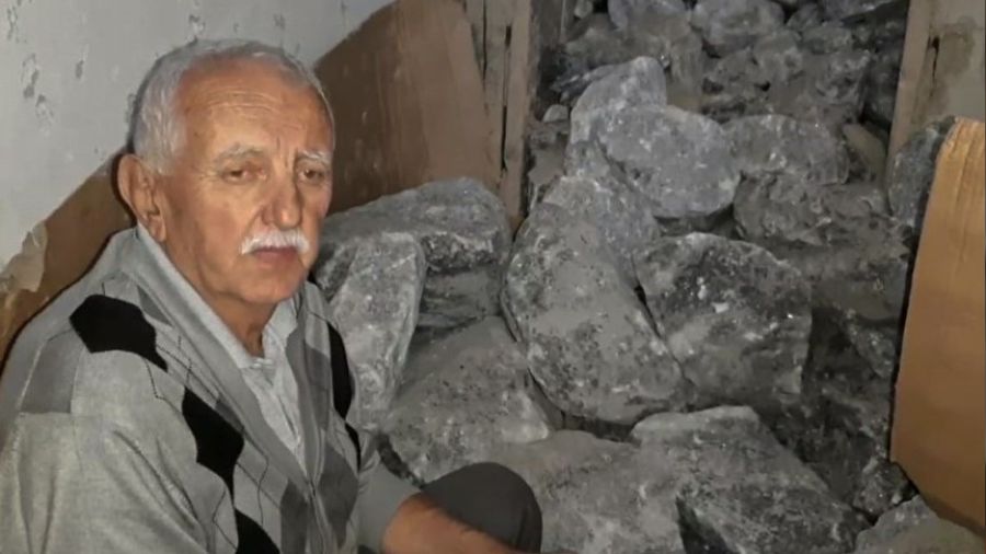 81 yaşında ekmeğini 'tuzdan' çıkarıyor