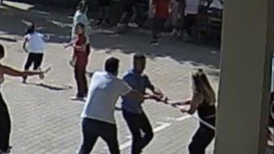 Adana'da öğretmenlere saldırı kamerada