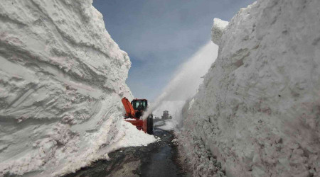 Akdeniz'de bahar, Van'da 6 metre kar