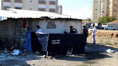 Antalya'da boş arazide erkek cesedi bulundu