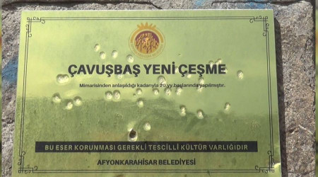 Asırlık çeşmeyi hedef tahtası haline getirdiler