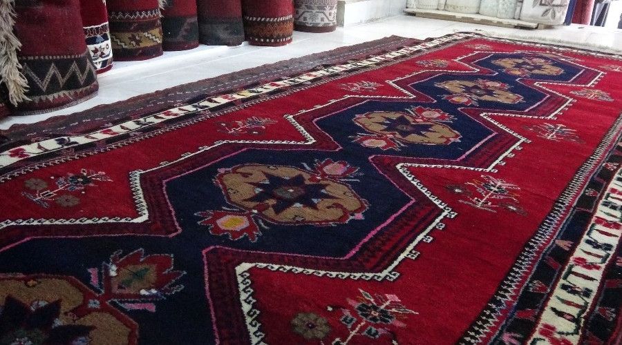 Asırlık halılar ilgi odağı oldu