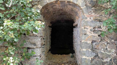 Beykoz'daki tarihi su sarnıcı çöple doldurulmuş