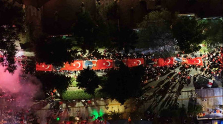 Bodrum'da insanlar sokaklara sığmadı, meydanlarda adım atacak yer kalmadı