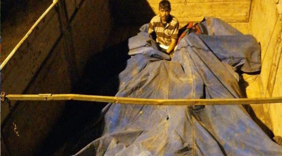 Branda altına gizlenmiş 40 Afgan göçmen yakalandı