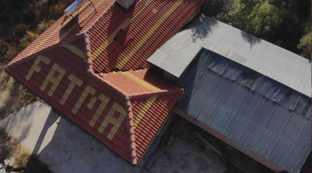 Bu köydekiler sevdiklerinin isimlerini çatılara yazıyor