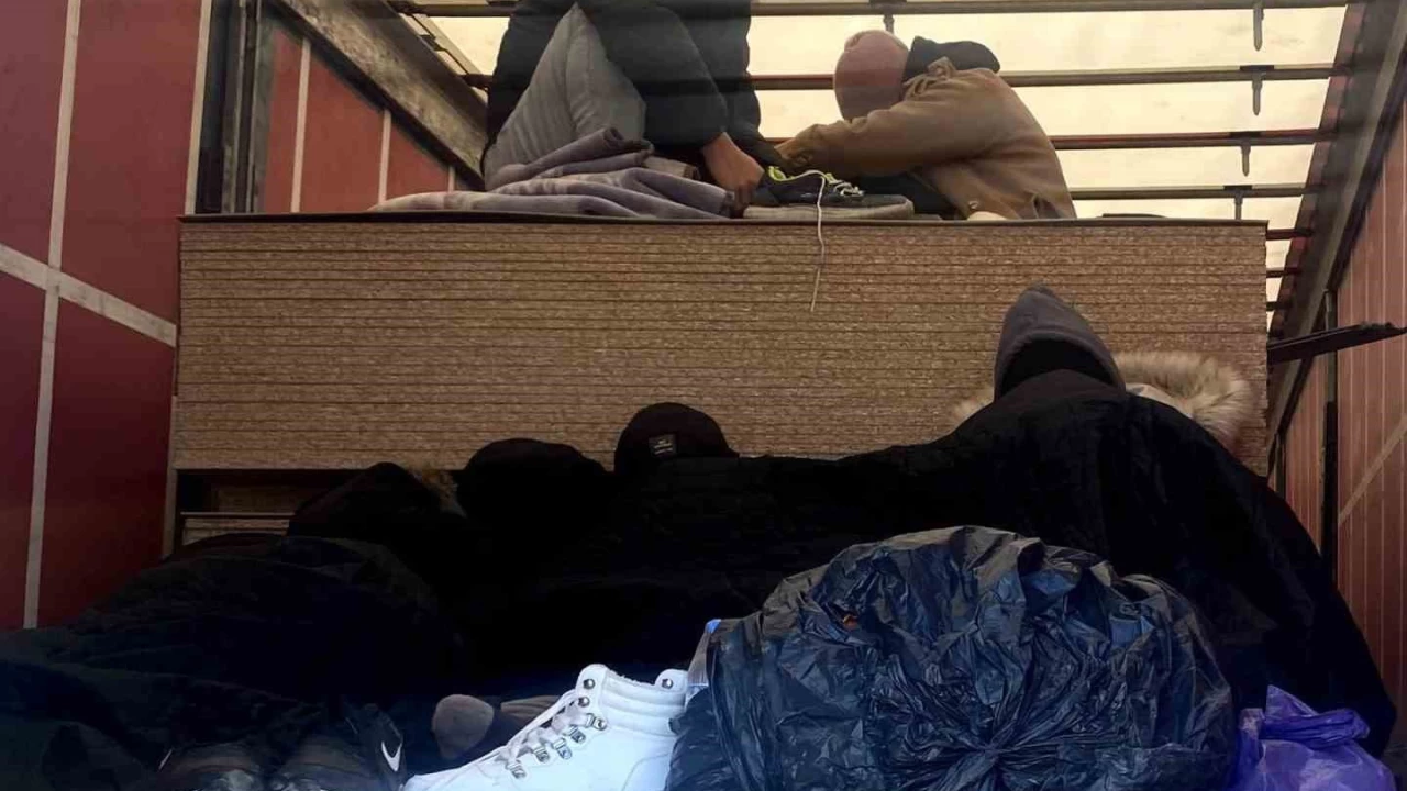Bursa'da tır dorsesinde 9 kaçak göçmen yakalandı