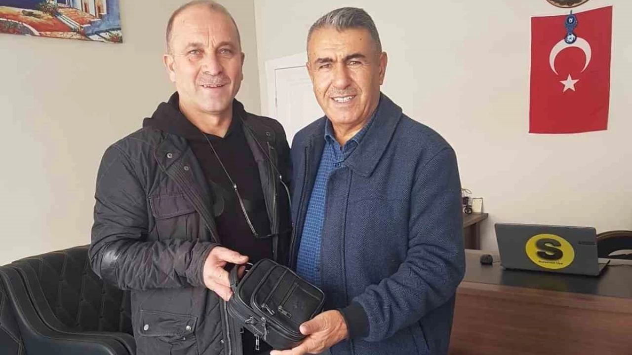 Cami tuvaletinde bulduğu çantayı sahibine teslim etti