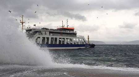 Çanakkale Boğazı'nda feribot seferlerine fırtına engeli