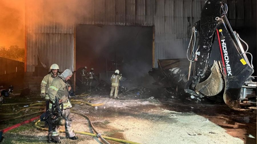 Çatalca'da fabrikanın deposu alev alev yandı