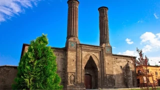 Çifte Minareli Medrese ve Yakutiye Medresesi
