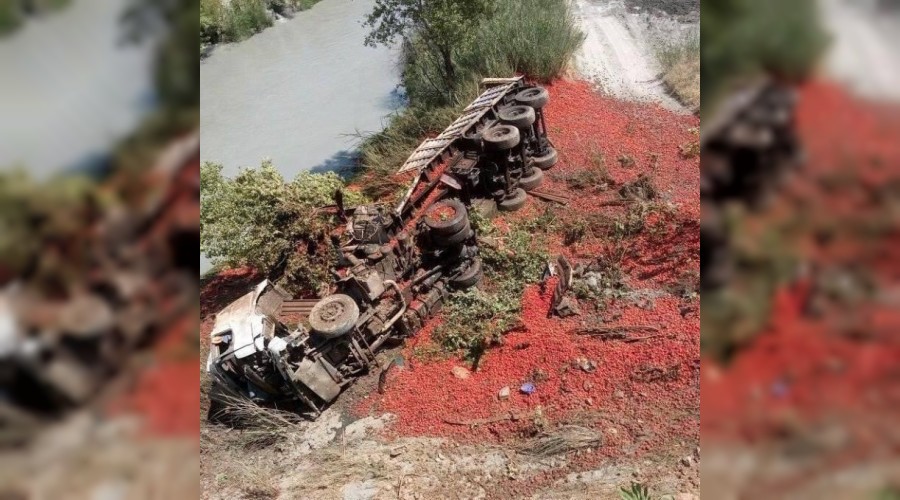Domates yüklü tır köprüden uçtu
