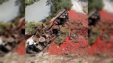 Domates yüklü tır köprüden uçtu