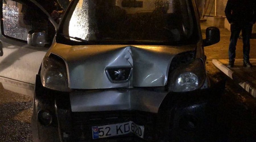 Dükkana dalan sürücü aracını bırakıp gitti