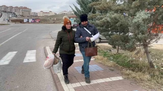 Durakta çanta bulan çiftin örnek davranışı