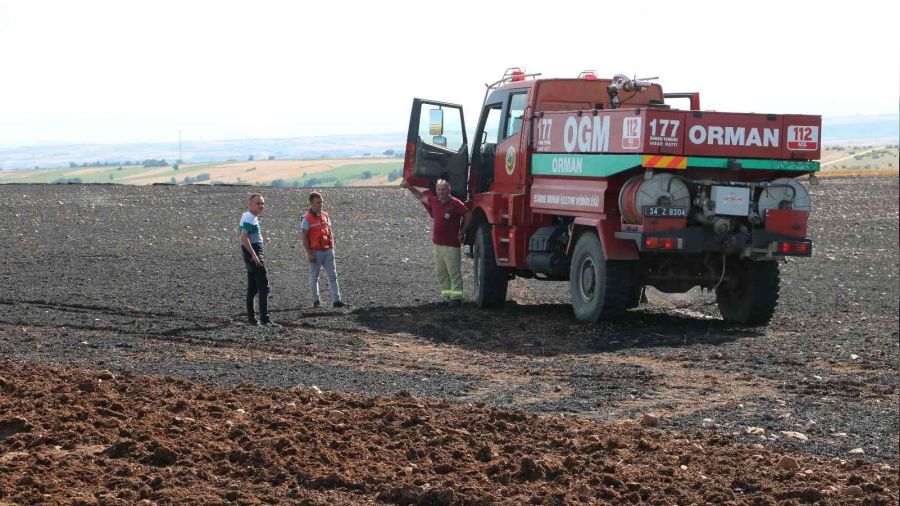 Edirne'de 30 dönüm arpa tarlası küle döndü