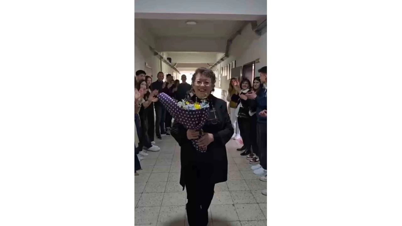 Emekli olan öğretmenlerini böyle uğurladılar
