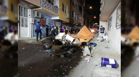 Ev sahibi ile tartışan kiracı eşyalarını balkondan attı