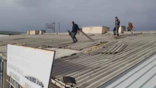 Fırtına Alaca'da çatıları uçurdu, ağaçlar devrildi