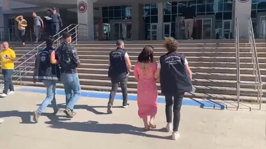 Göçmen kaçakçısı kadın ve ortağı tutuklandı