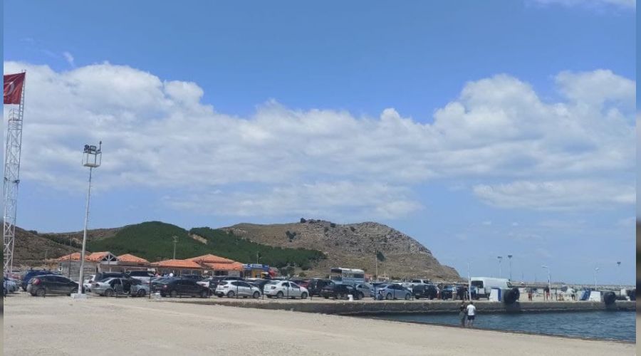 Gökçeada'dan dönenler uzun kuyruklar oluşturdu