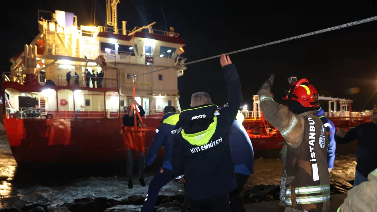 İstanbul'da karaya oturan tankerdeki 11 mürettebat kurtarıldı