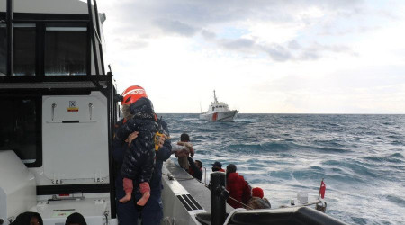 İzmir açıklarında düzensiz göçmenleri taşıyan tekne battı