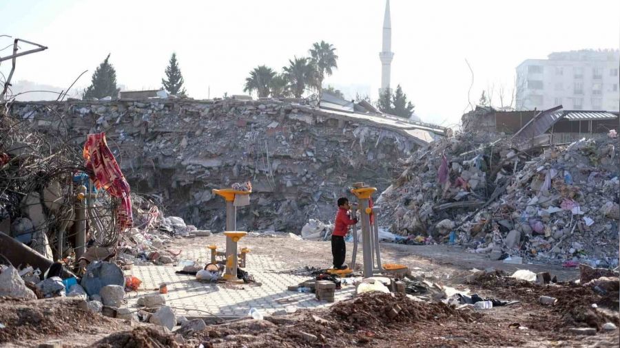 Kahramanmaraş'ta enkazların arasında çocuk olmak