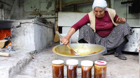 Kazanlar dut pekmezi iin kaynyor