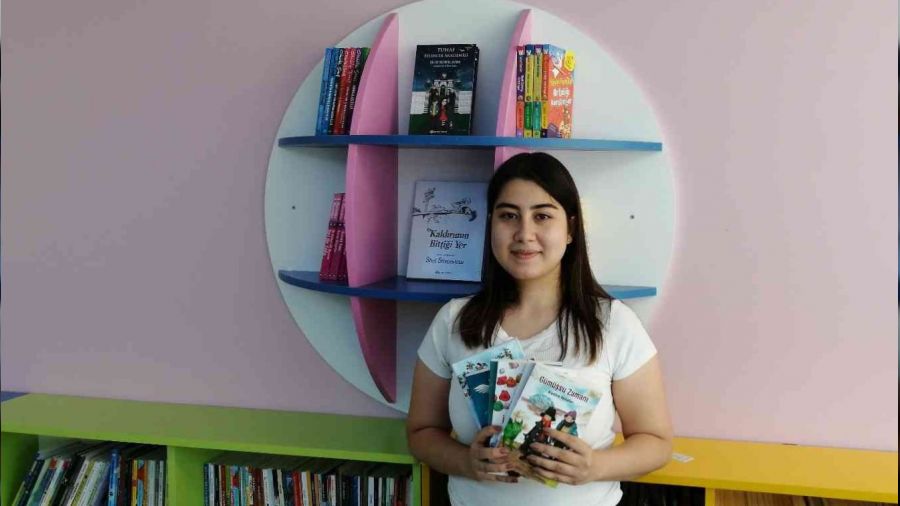 Lise öğrencisi kütüphane kurdu