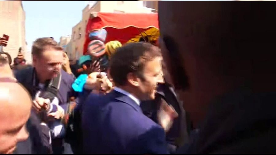 Macron'a domatesli saldırı