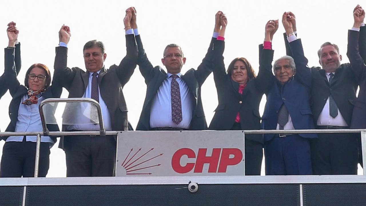 Özgür Özel, İzmir'in ilçelerini turladı