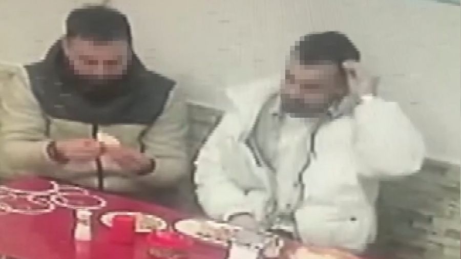 Para ödememek için saçını koparıp yemeğe koydu