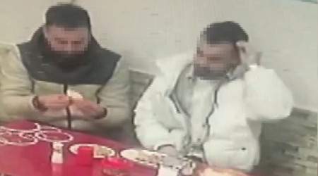 Para ödememek için saçını koparıp yemeğe koydu