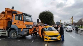 Pendik'te kar kreme arac taksiye arpt: 3 yaral