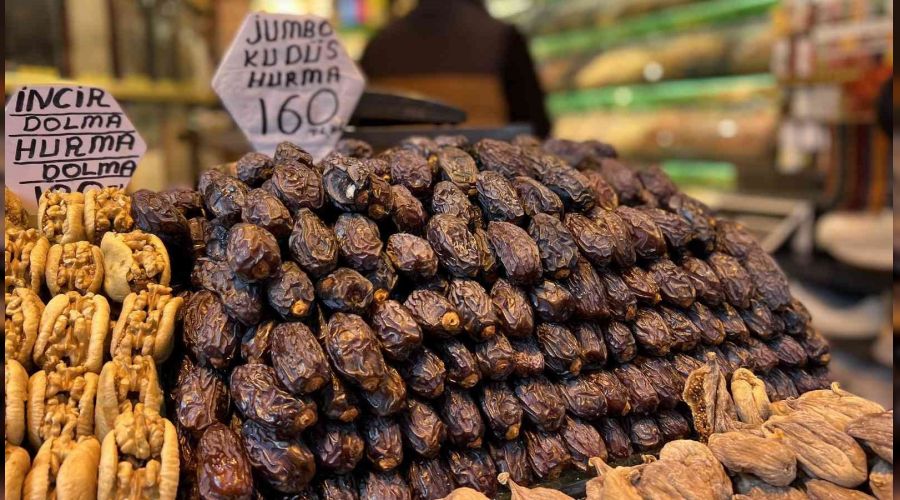 Ramazan'ın gözdesi hurmalar, tezgahlardaki yerini aldı