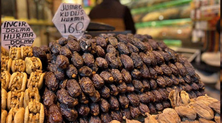 Ramazan'ın gözdesi hurmalar, tezgahlardaki yerini aldı