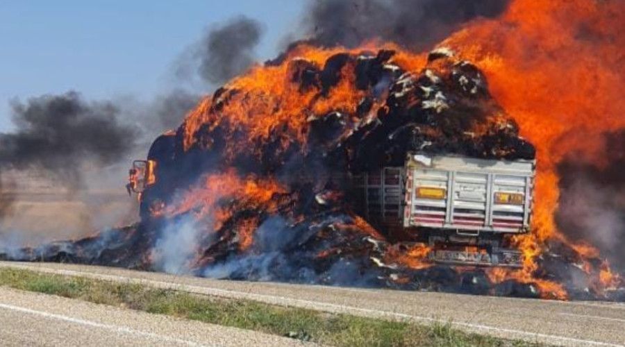 Saman yüklü tır alev alev yandı