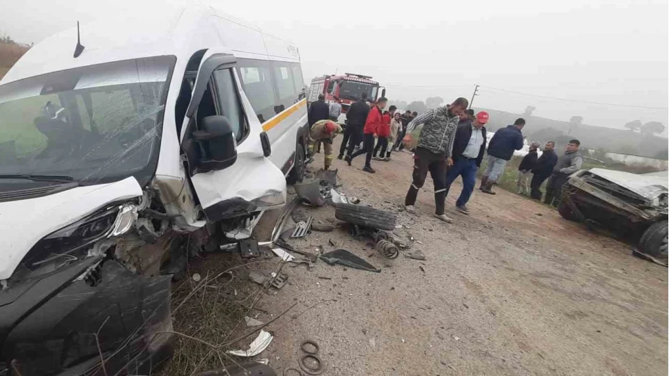 Susurluk'ta işçi servisi ile otomobil kafa kafaya çarpıştı: 10 yaralı