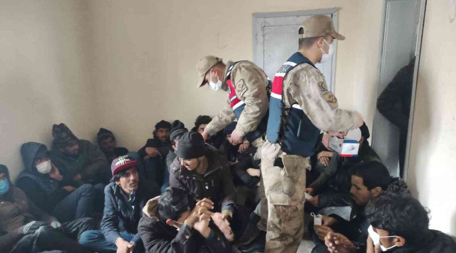 Tır dorsesinde 88 göçmen yakalandı