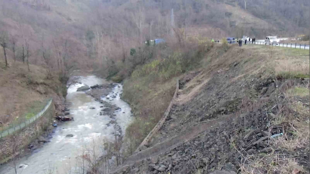 Trabzon'da otomobil dereye utu: 1 l