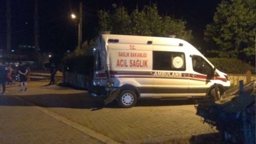 Vakaya giden iki ambulans kaza yaptı