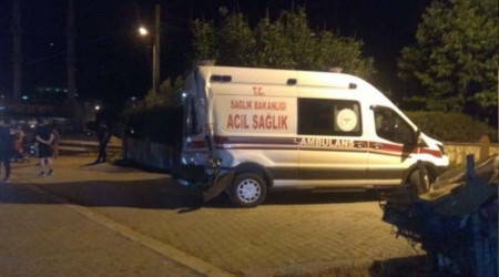Vakaya giden iki ambulans kaza yaptı