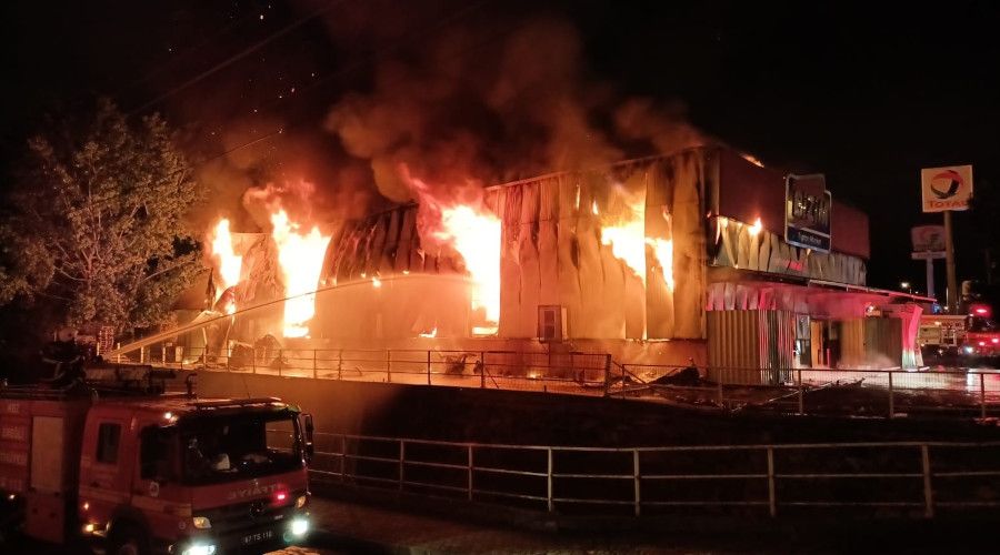 Yangın toptan perakende mağazasını küle çevirdi