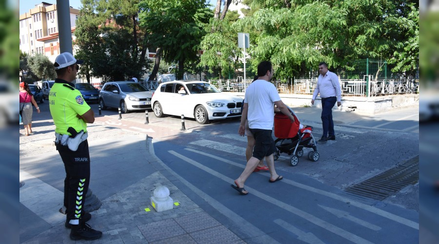 Yayalara yol vermeyenlere ceza kesildi