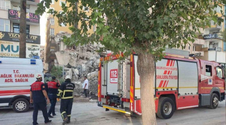 Yıkım yapan kepçe yan yattı: 1 yaralı