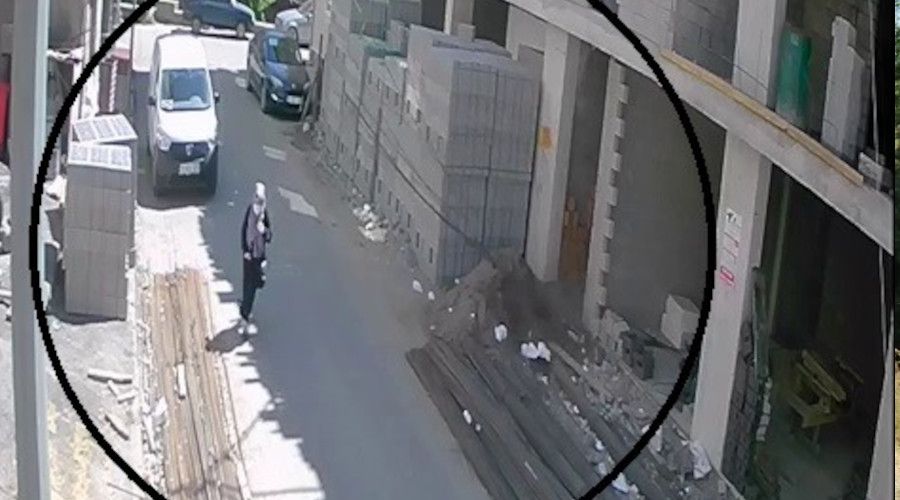 Yolda yürürken üzerine demir düşen kadın ölümden döndü