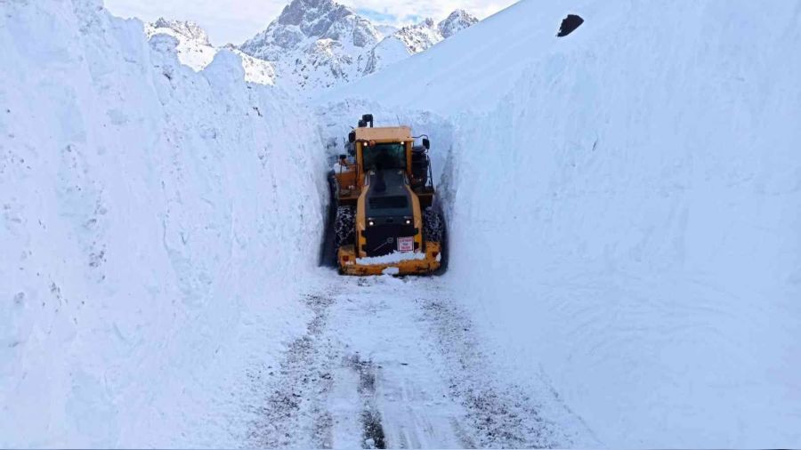 Yüksekova'da 4 metreyi geçen kar tünelleri açılıyor
