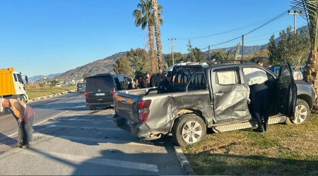 Alanya'da kamyonetle minibüs çarpıştı: 4 yaralı