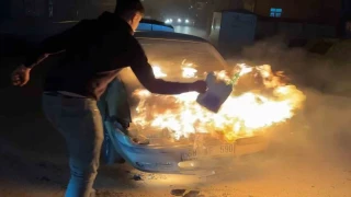 Alev alev yanan araca antifriz döküp söndürmeye çalıştı